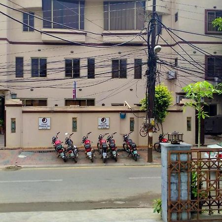 Lokal Rooms X Gulberg ラホール エクステリア 写真