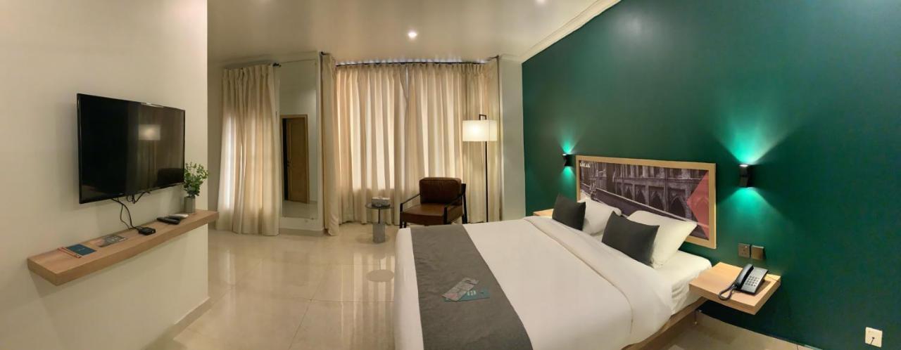Lokal Rooms X Gulberg ラホール エクステリア 写真