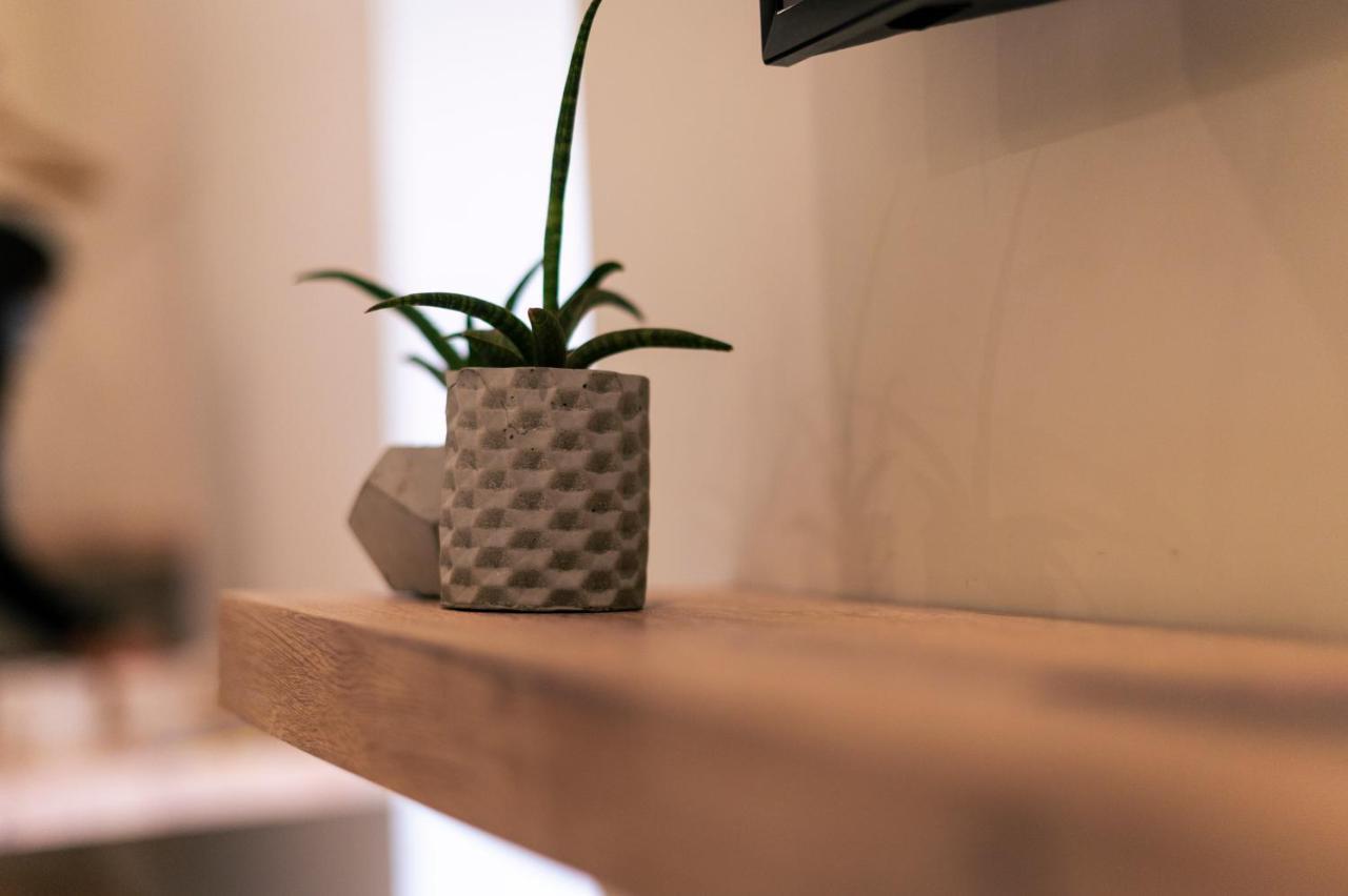 Lokal Rooms X Gulberg ラホール エクステリア 写真