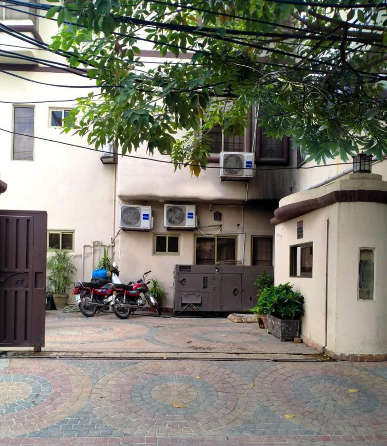 Lokal Rooms X Gulberg ラホール エクステリア 写真