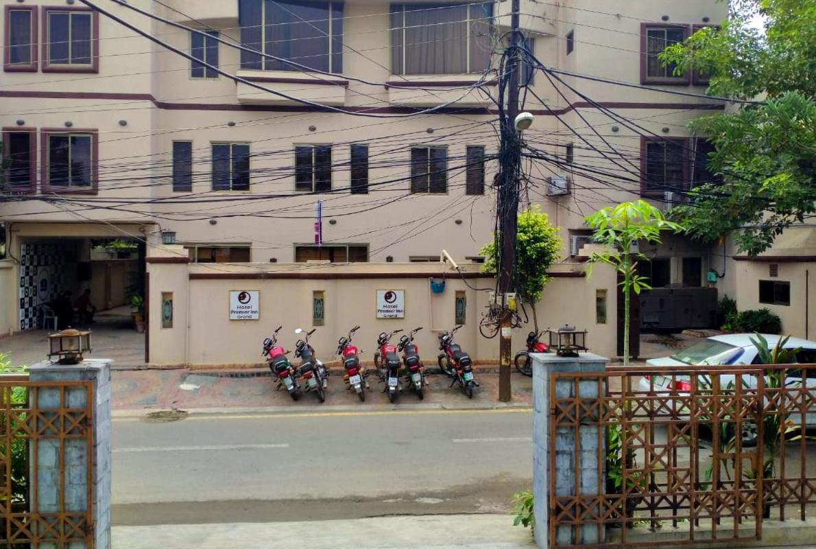 Lokal Rooms X Gulberg ラホール エクステリア 写真